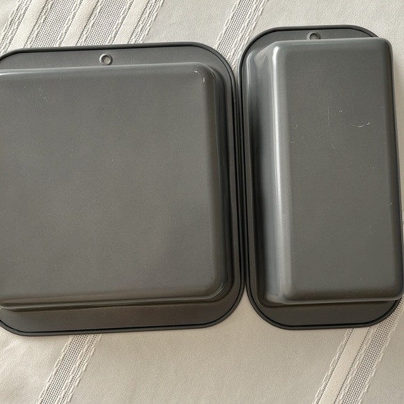 2 Bakers Secret Pans - Loaf and Square Cake - Picture 5 of 5